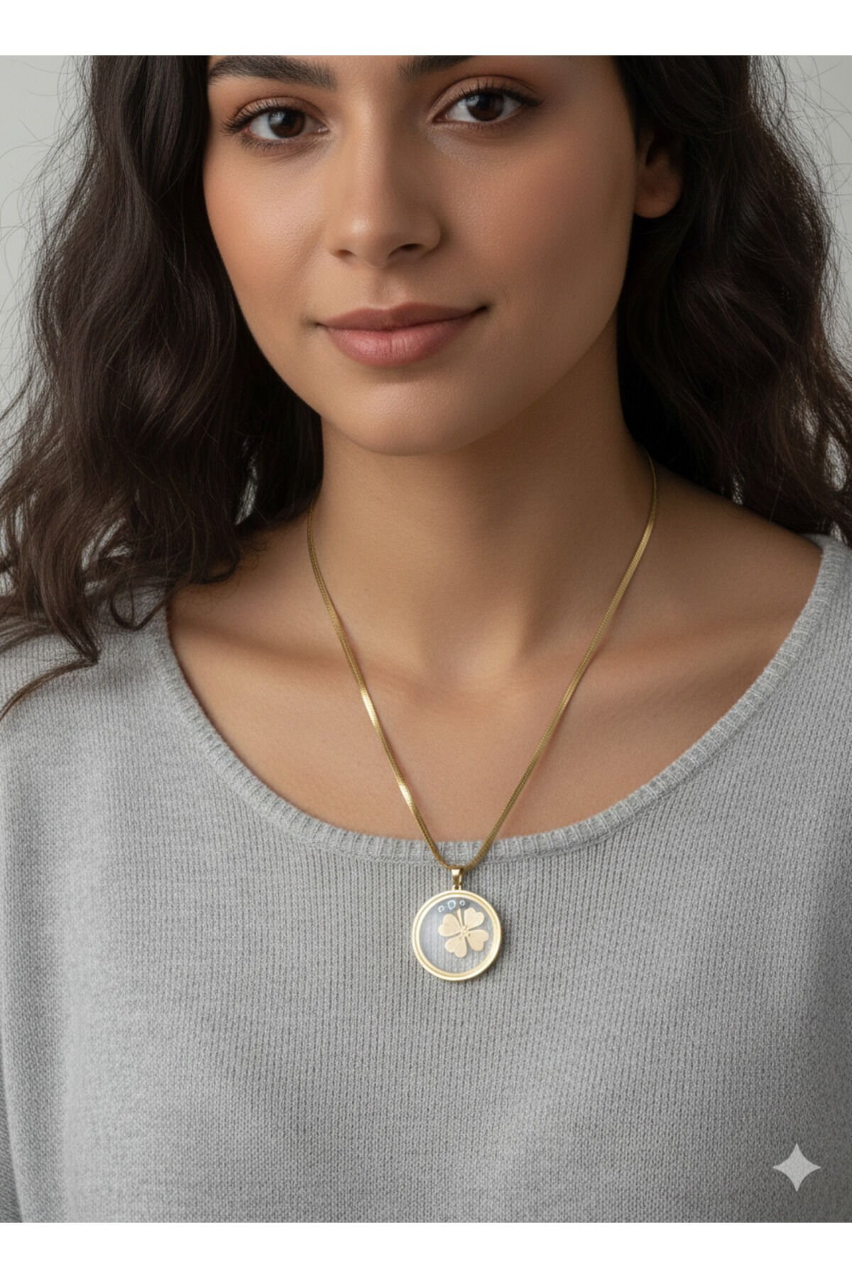 Yonca Figürlü Altın Renk Çelik Kolye | Kadın Hediye Kolyesi