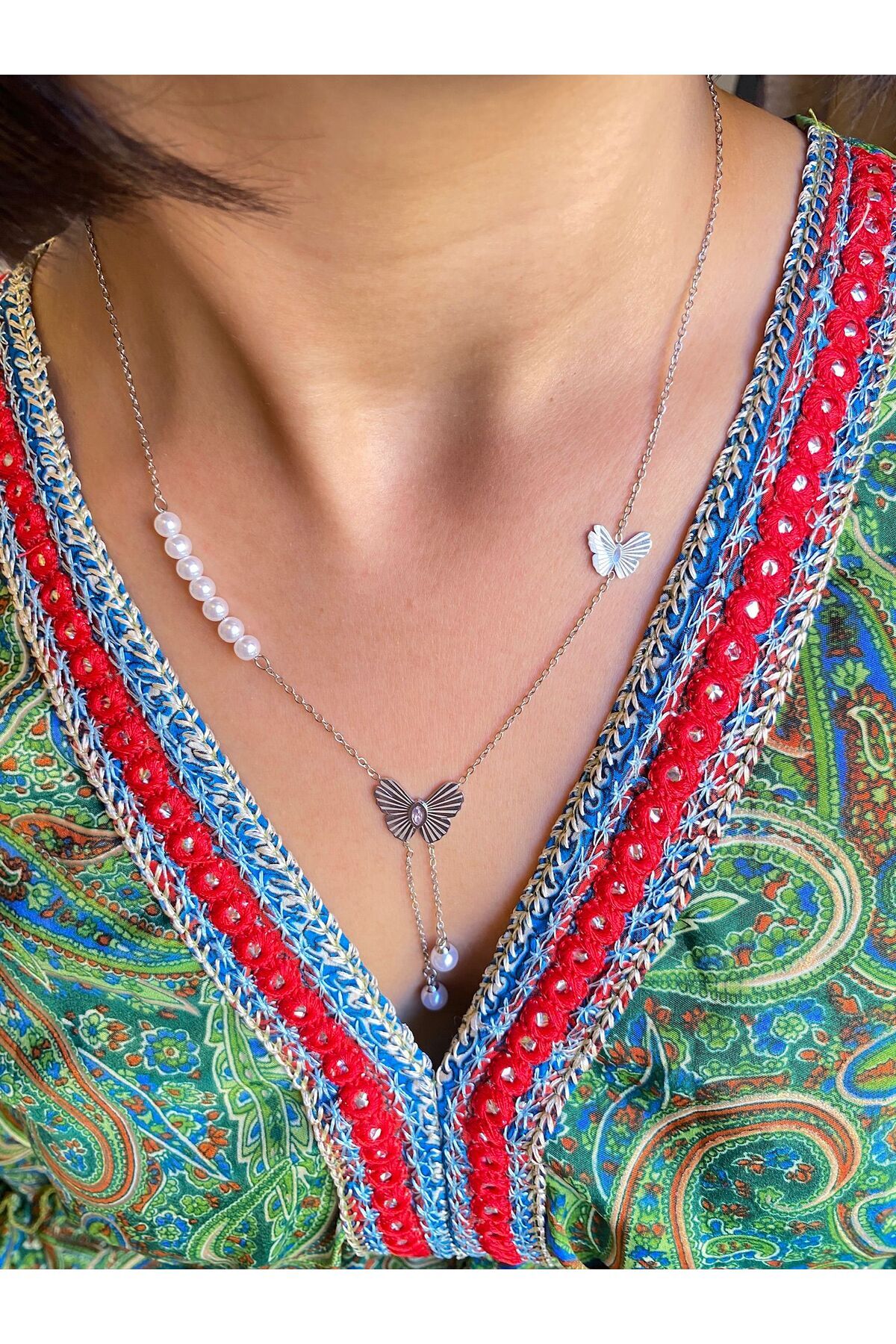 ''Gümüş Renk Kelebek Figürlü İnci Detaylı Kolye