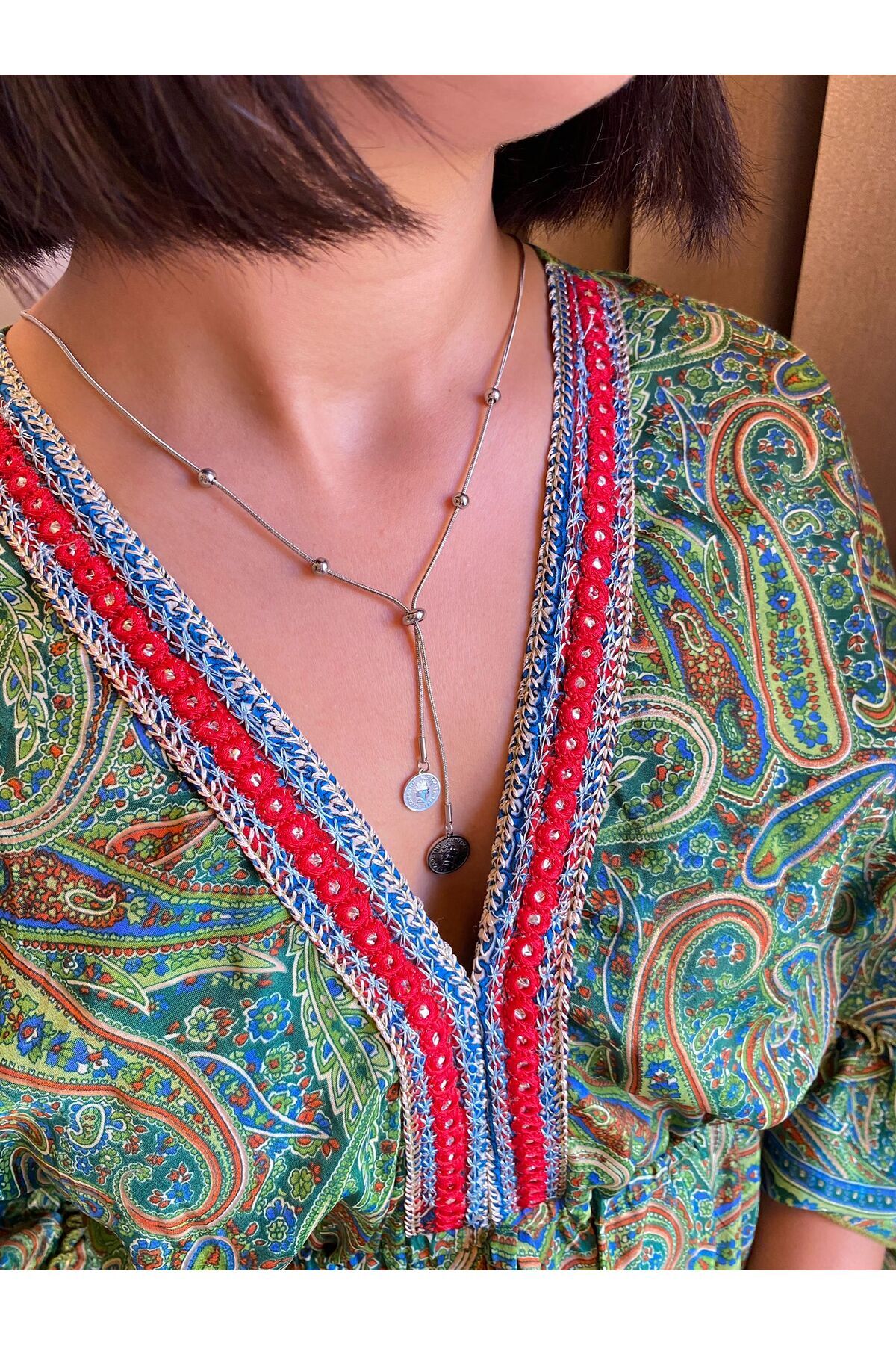 “Silver Çelik Madalyon Detaylı Zarif Kadın Kolye”