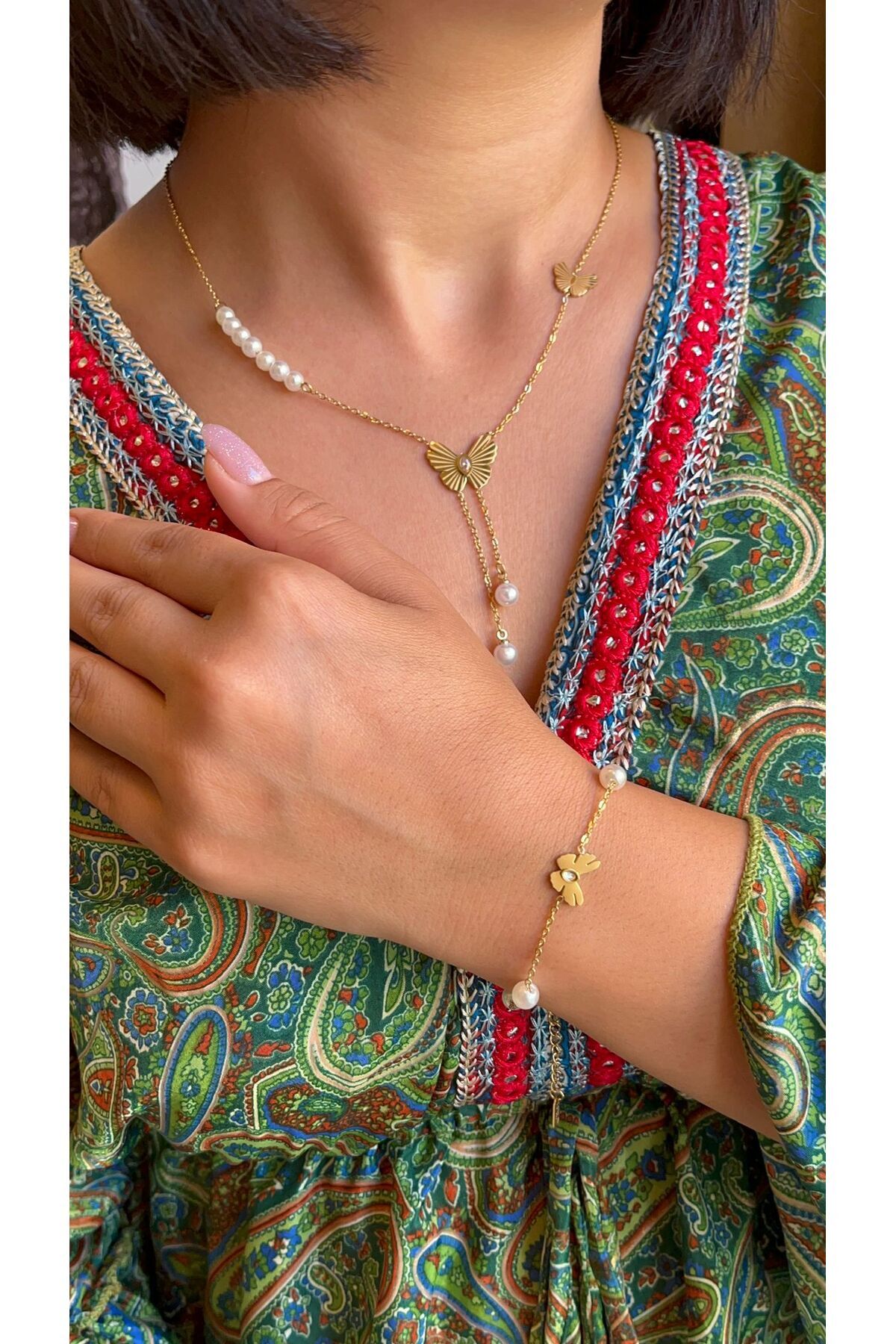 Altın Kaplama Kelebek Figürlü İnci Detaylı Kolye ve Bileklik Takı Seti – Kadın