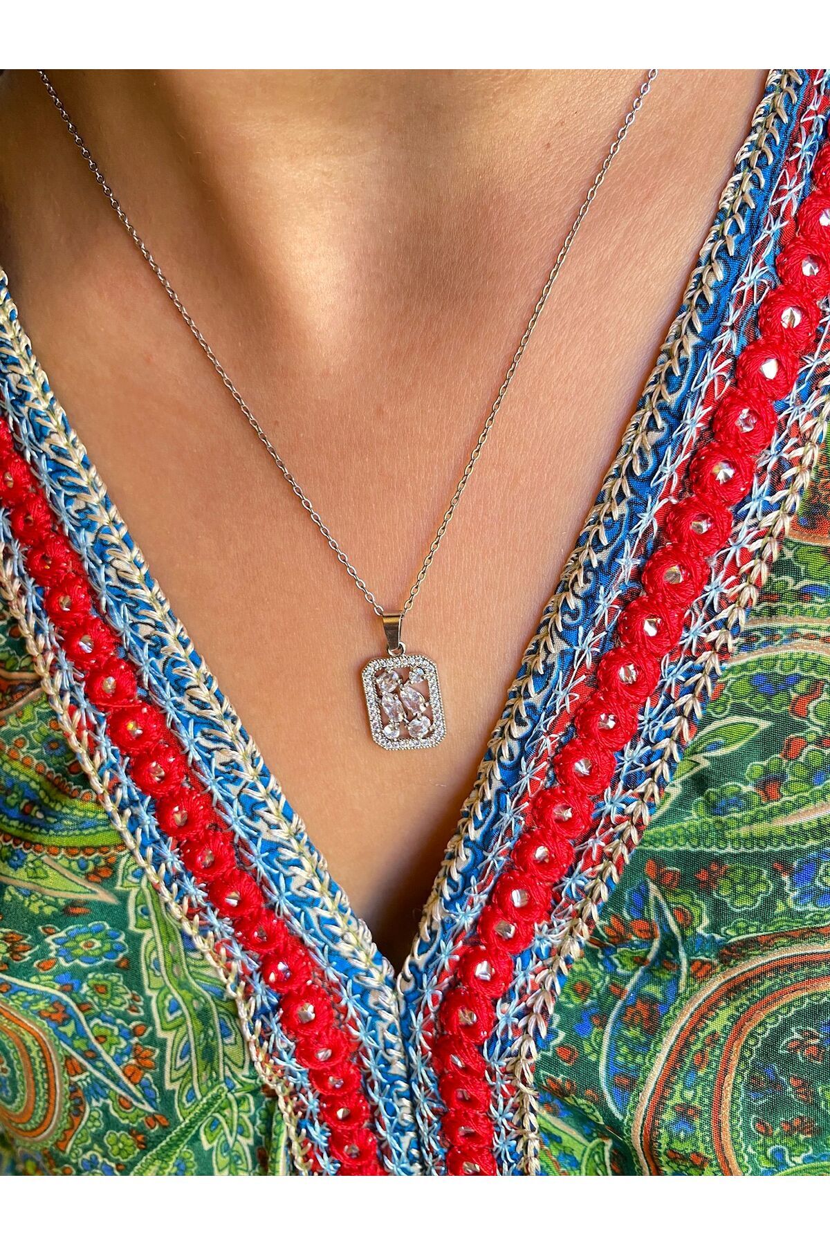 “Zirkon Taşlı Gümüş Renk Baget  Kolye”