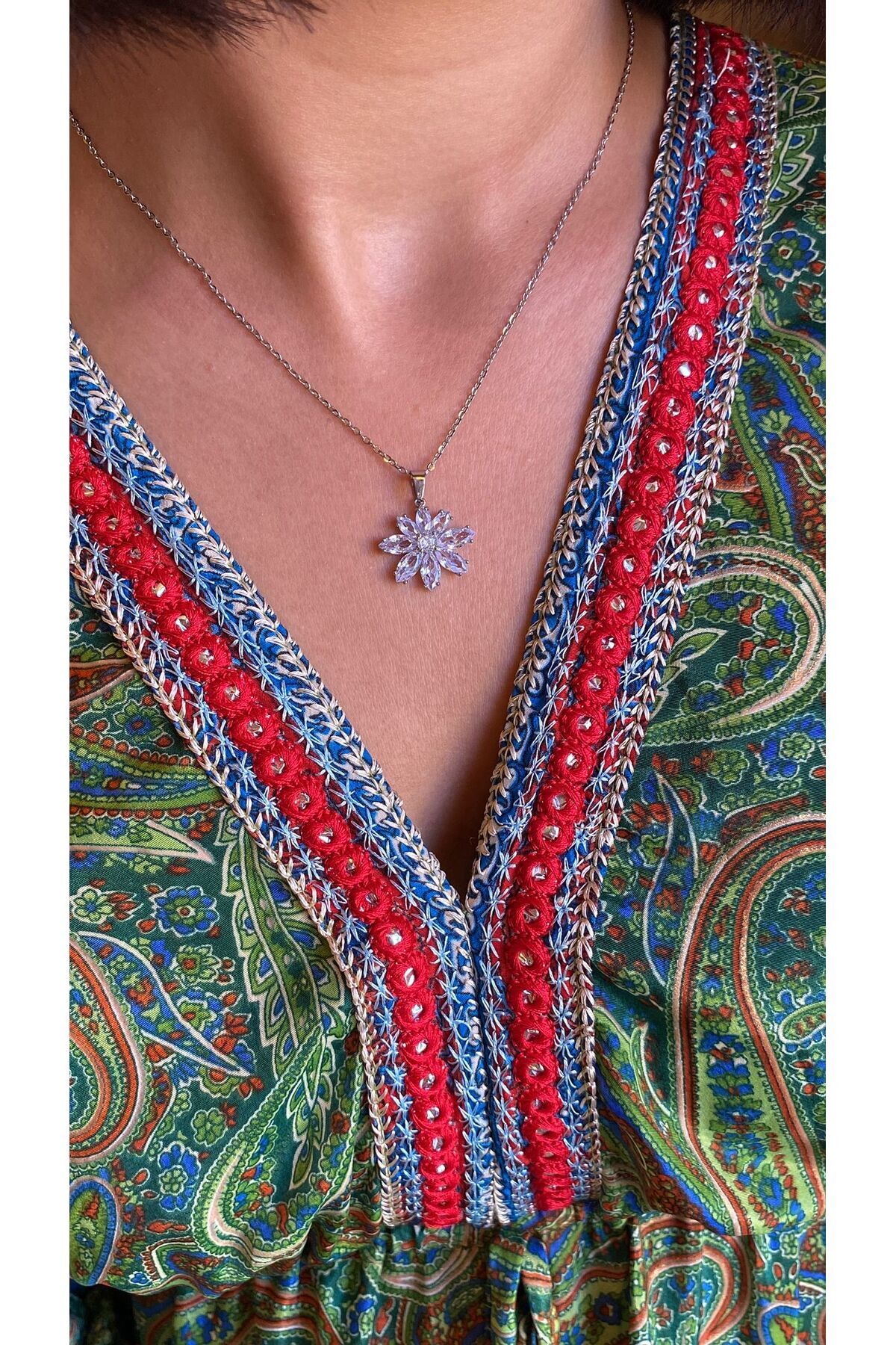 ''Gümüş Renkli Çelik Zincirli Çiçek Model Kristal Taşlı Kolye – Zarif Kadın Takısı''