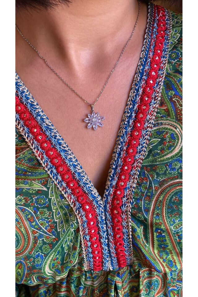 ''Gümüş Renkli Çelik Zincirli Çiçek Model Kristal Taşlı Kolye – Zarif Kadın Takısı''