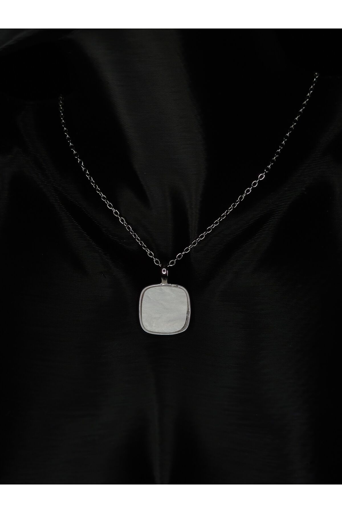 Beyaz Taşlı Çelik Kolye