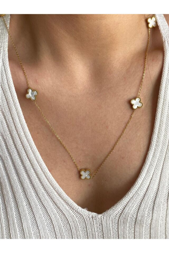 Beyaz yoncalı kolye