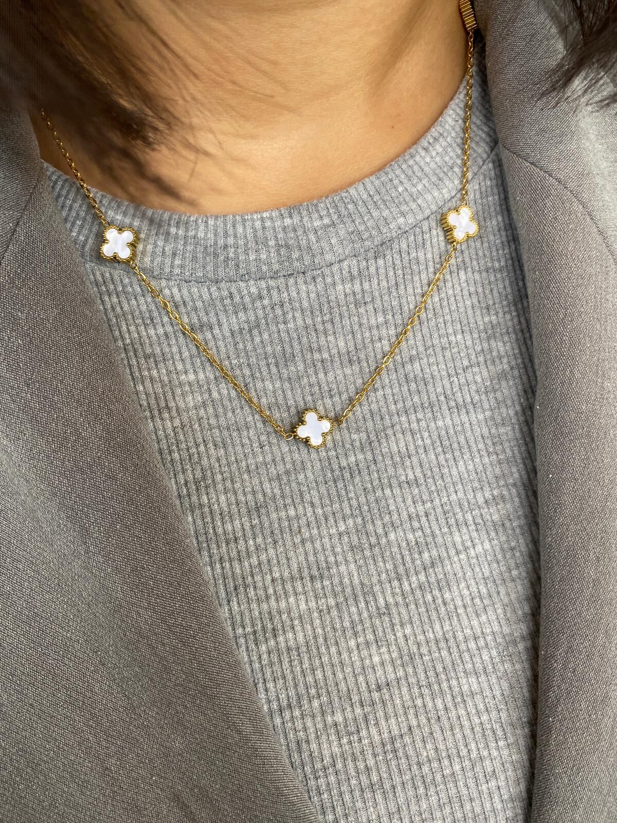 Beyaz yoncalı kolye