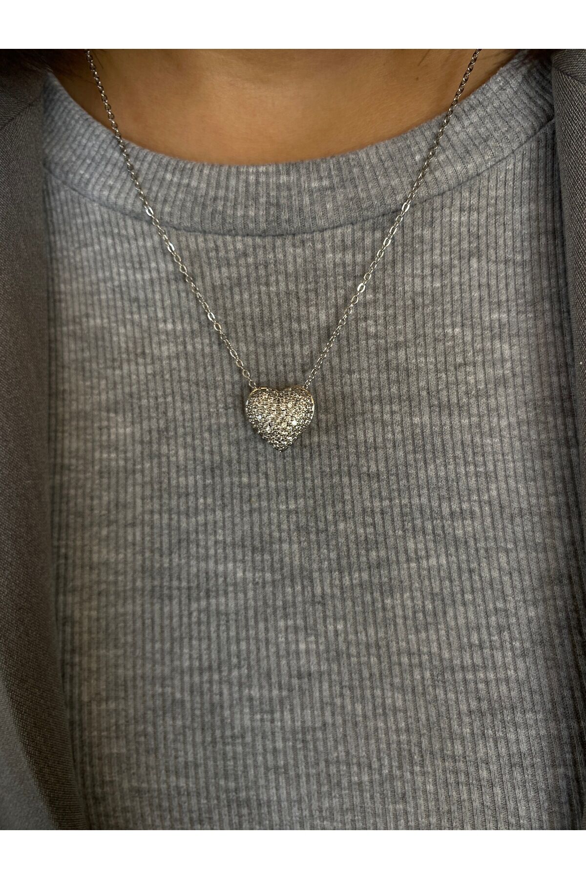 Çelik silver kabartmalı kalpli kolye